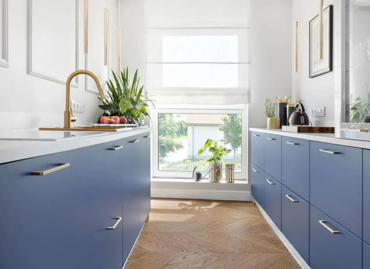 Biało-niebieska kuchnia: inspirujące aranżacje i praktyczne porady