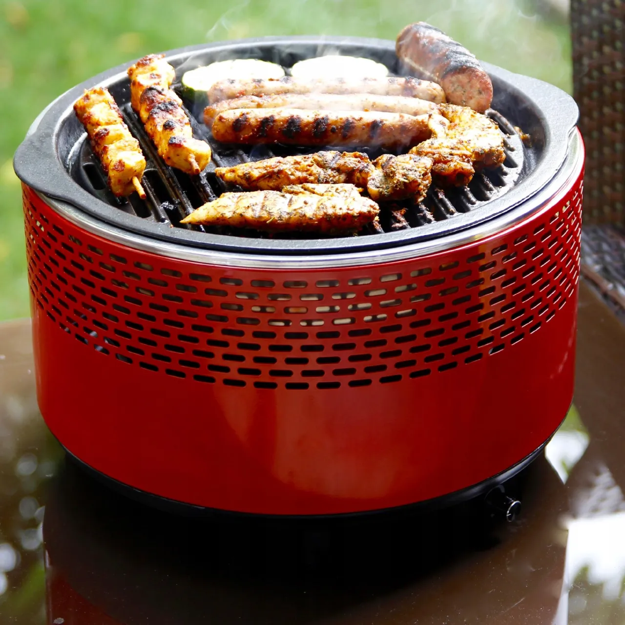 Bezdymny grill na balkon: bezpieczne gotowanie w małej przestrzeni bez dymu i zapachu