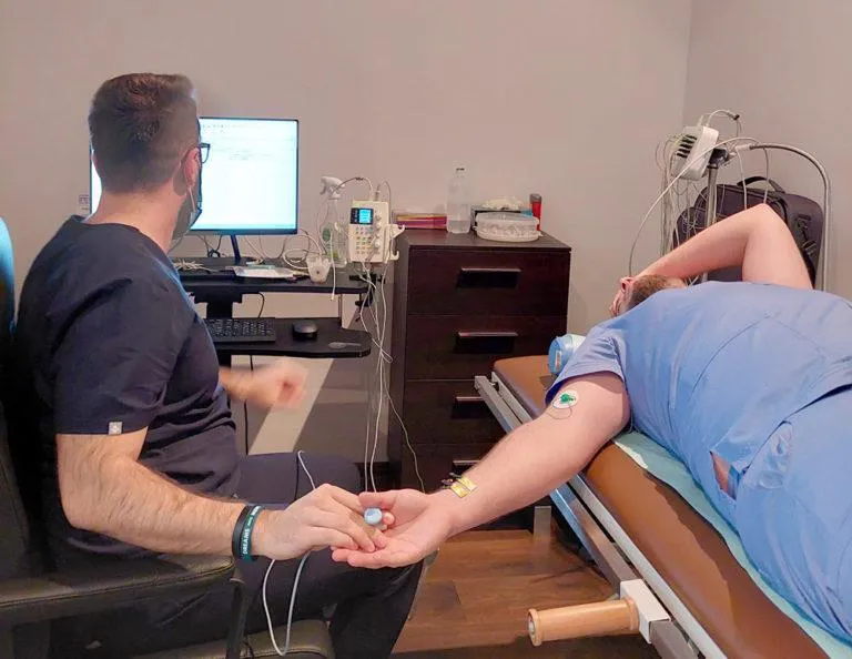 Gdzie zrobić badanie EMG w Warszawie na NFZ? Czas oczekiwania i więcej