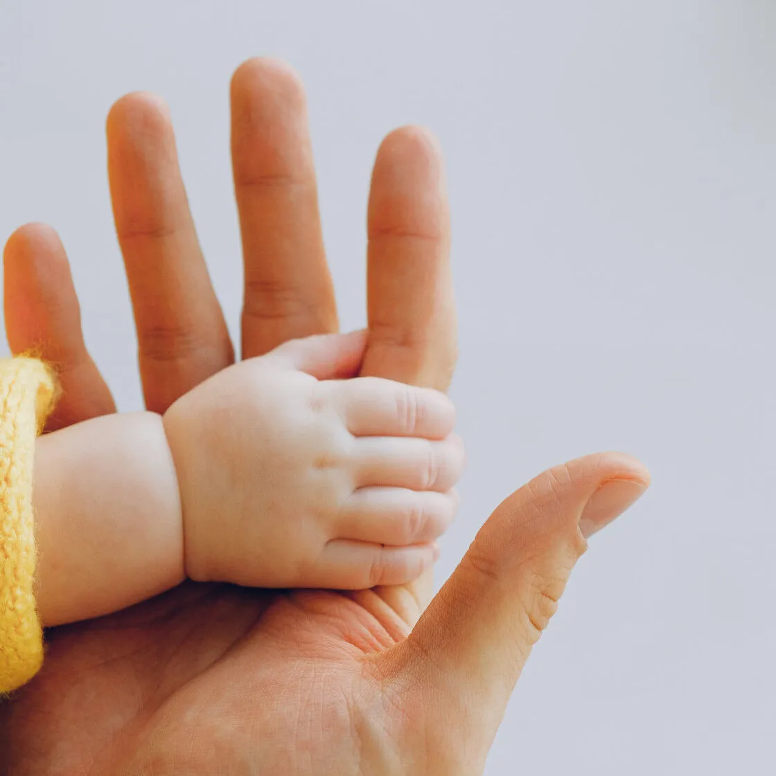 Sucha skóra niemowlaka: skuteczne sposoby nawilżania i pielęgnacji