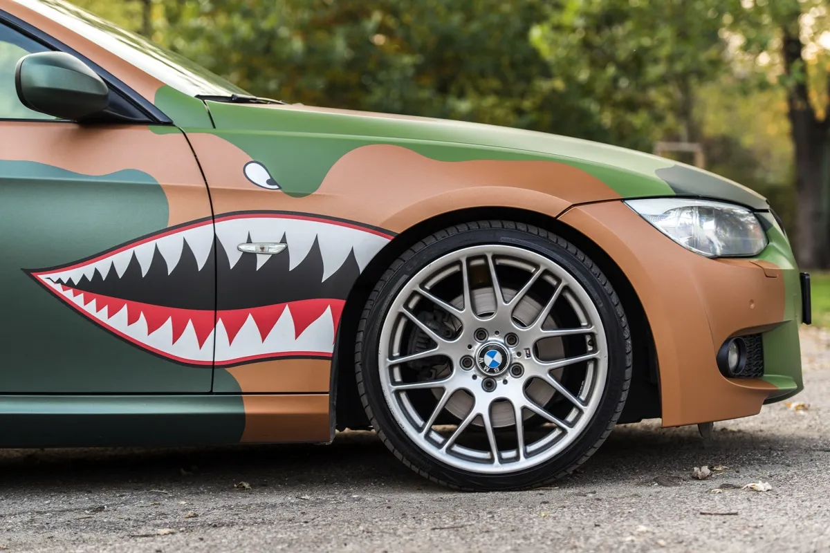 Ile kosztuje oklejenie samochodu: Poznaj ceny i szczegółowe koszty w Polsce