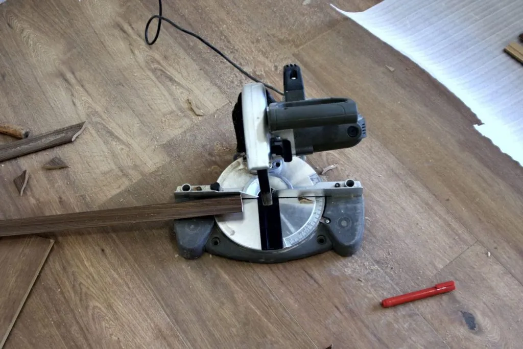 Najlepsze narzędzia i sposoby czym ciąć listwy przypodłogowe: kompletny poradnik