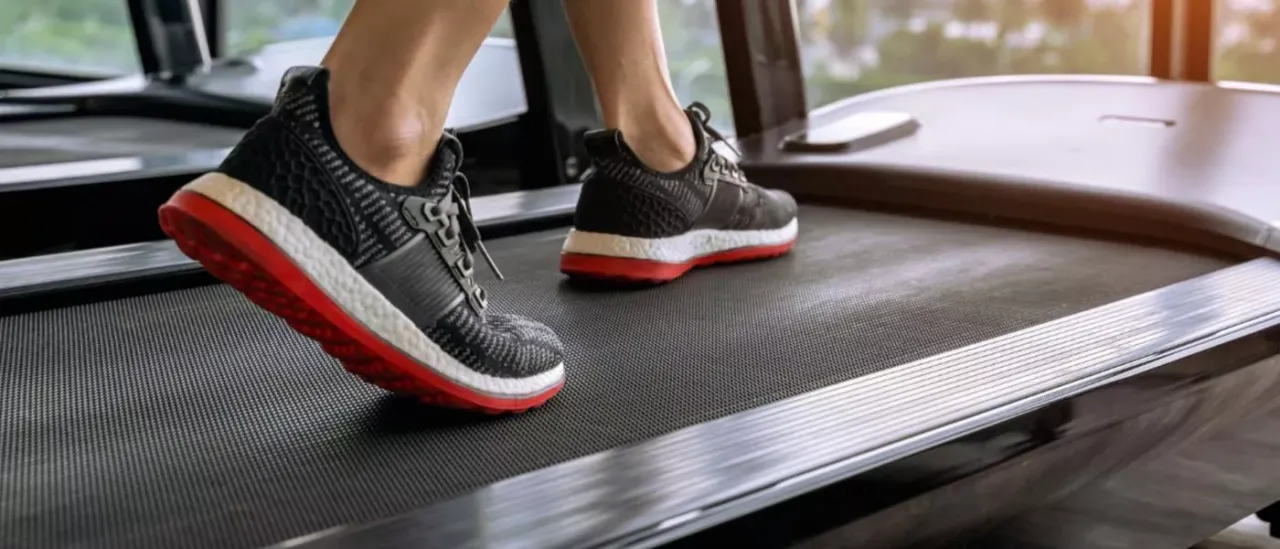 Czy warto kupić bieżnię do domu? Odkryj korzyści i pułapki.