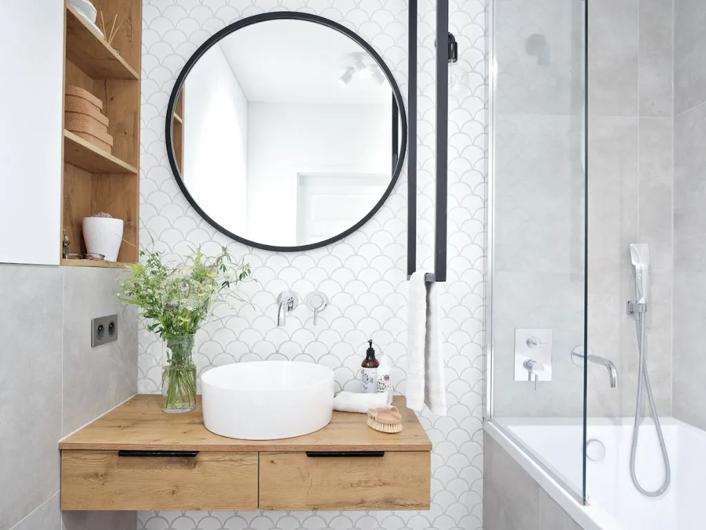 Jakie płytki do łazienki bez okna, które optycznie powiększą przestrzeń?