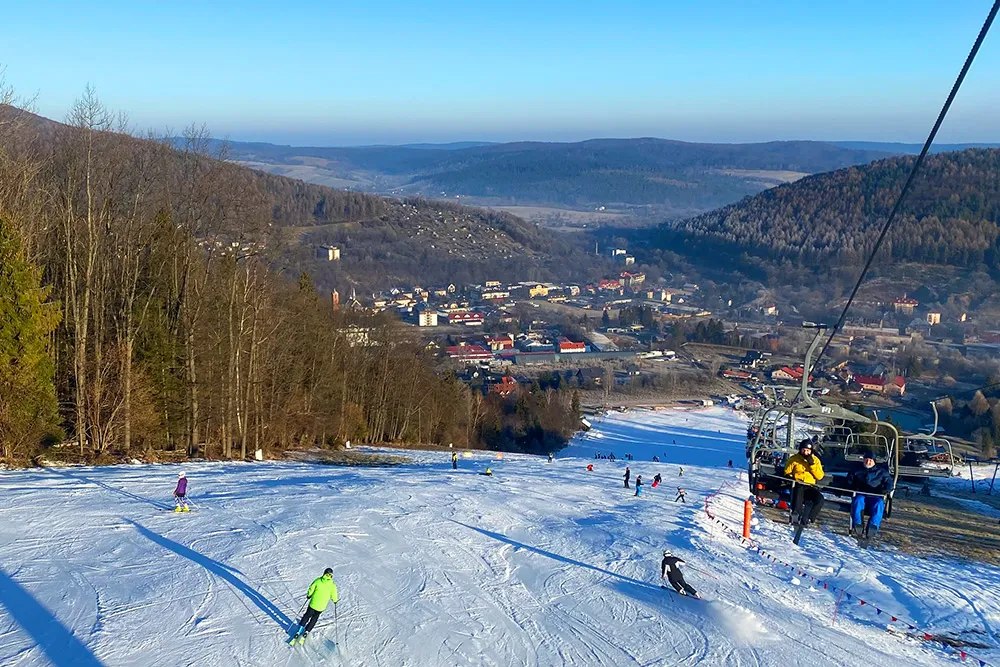 Wyciągi narciarskie w Bieszczadach – najlepsze stoki i godziny otwarcia