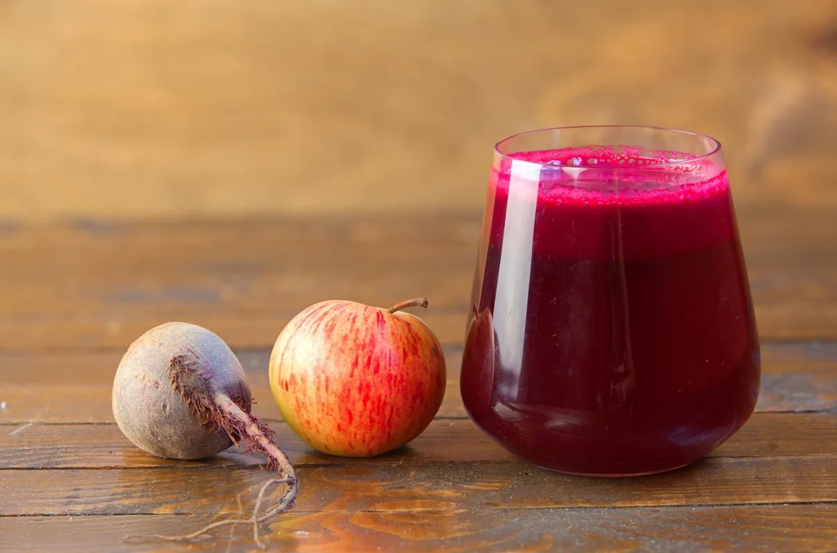 Sok z buraka i jabłka na co pomaga – odkryj zdrowotne korzyści