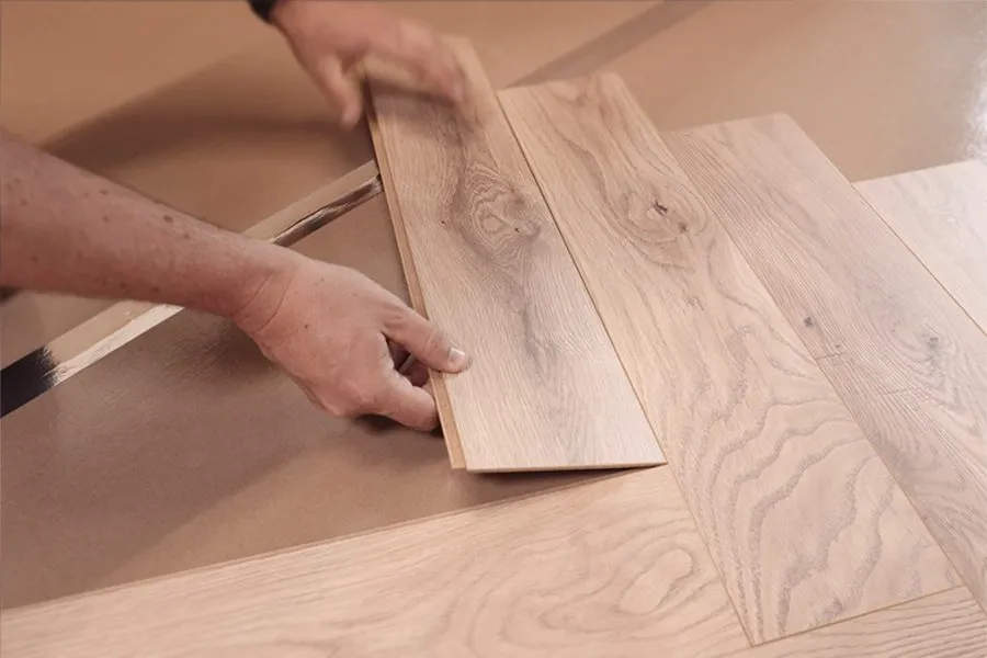 Jak układać panele w jodełkę: proste kroki do eleganckiej podłogi