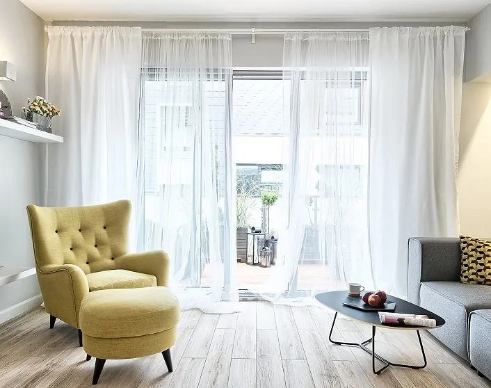Jakie firanki do salonu? 10 porad na idealny wybór dekoracji
