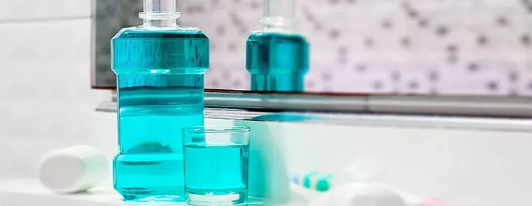 Płyn do płukania jamy ustnej – czy warto go stosować w codziennej higienie?