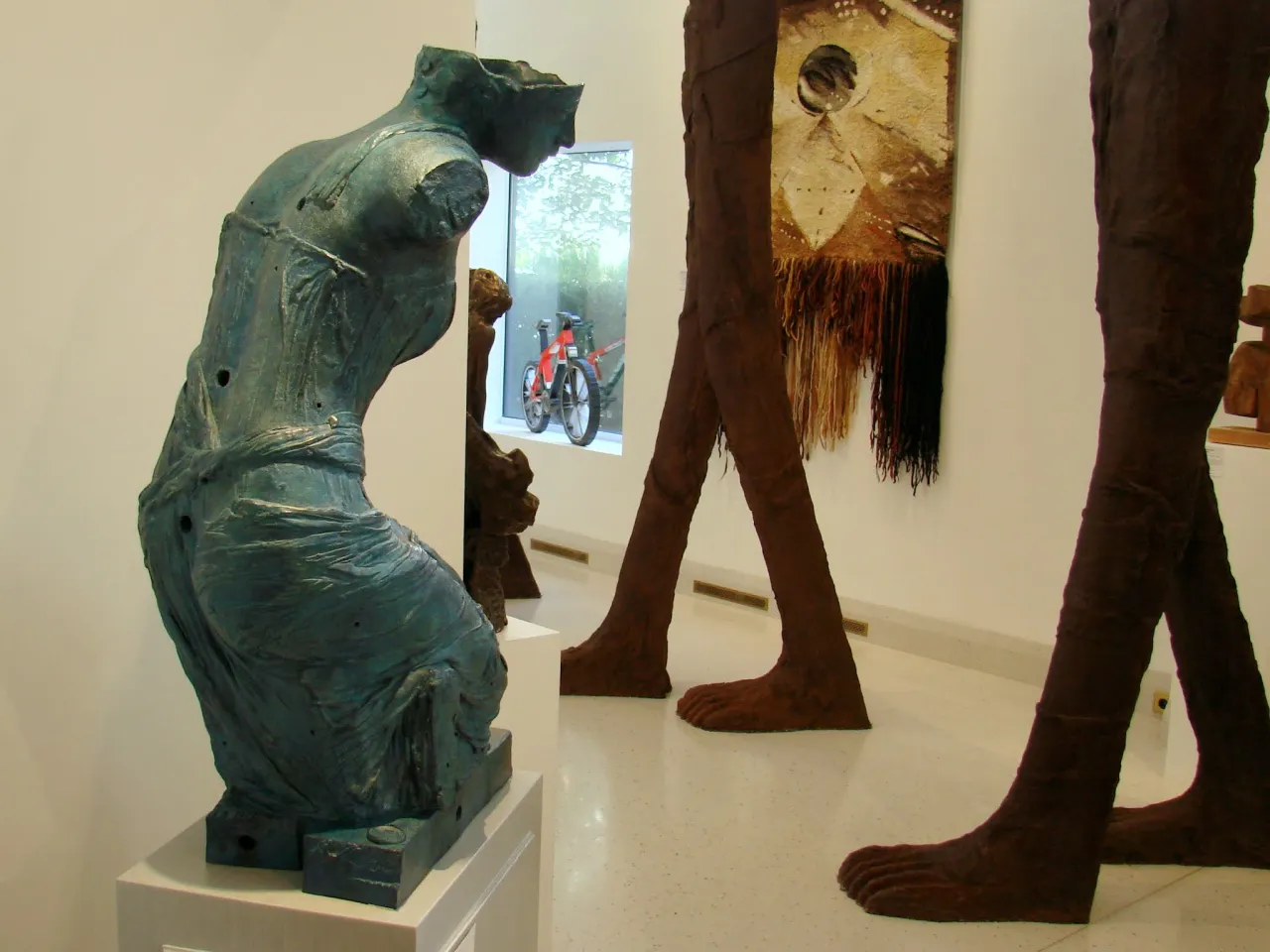 Mitoraj w Warszawie: Odkryj niezwykłe rzeźby i ich lokalizacje