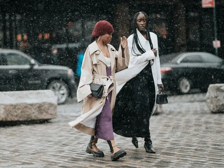 Jakie okrycie do sukni wieczorowej? Wybierz idealne rozwiązanie na każdą okazję