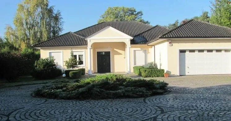 Idealna elewacja do grafitowego dachu i białych okien, która zachwyca