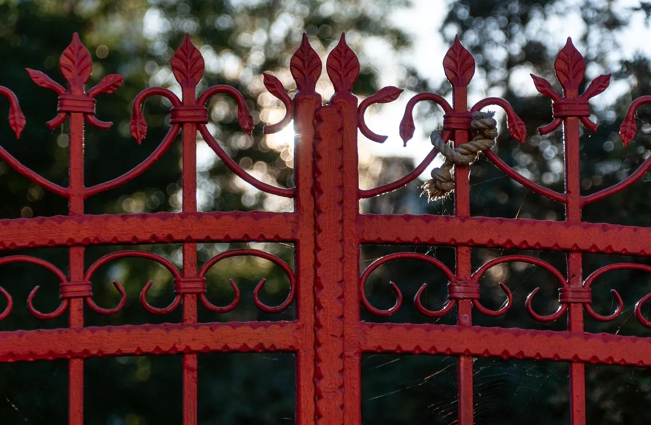 Metalowe ogrodzenie bez rdzy. Sprawdź, jak ją usunąć Metalowe ogrodzenie bez rdzy. Sprawdź, jak ją usunąć