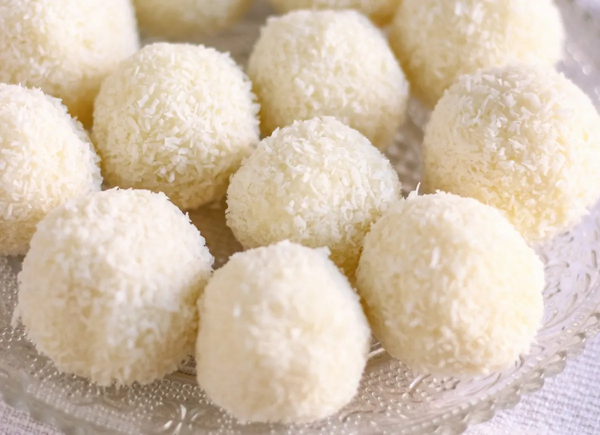 Domowe cukierki Rafaello: przepis na kokosowe praliny jak z bajki