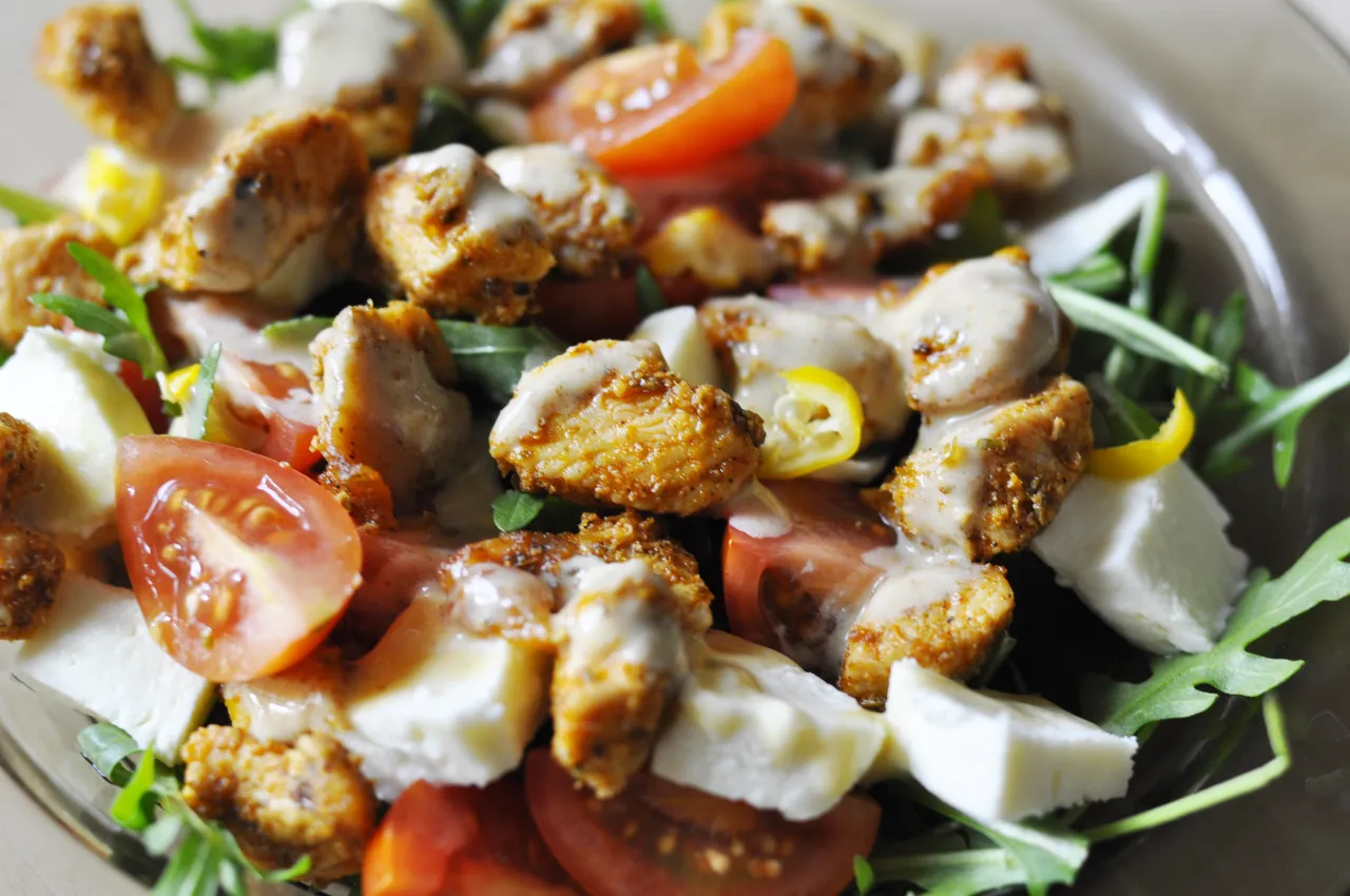 Jaki sos do sałatki z kurczakiem? Odkryj smaki, które zachwycą