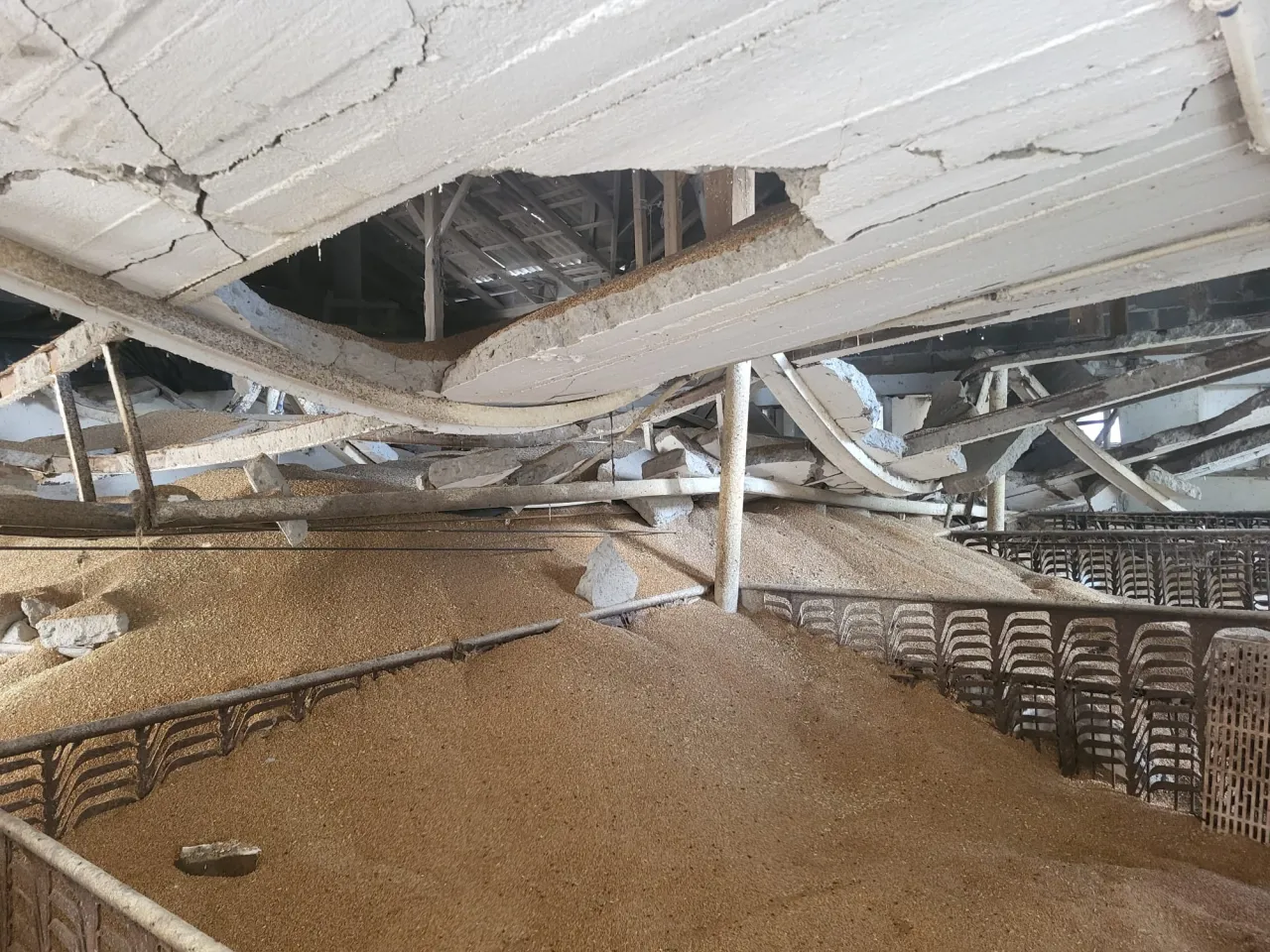 Zawalenie stropu w budynku: 7 oznak zagrożenia które musisz znać