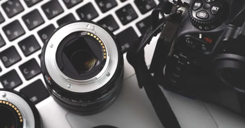 Obiektyw zmiennoogniskowy a stałoogniskowy – który wybrać i dlaczego to ważne?