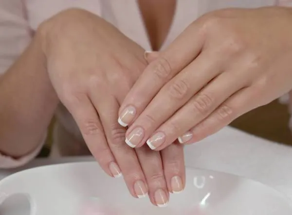 Jak często robić manicure japoński, by uniknąć zniszczenia paznokci?