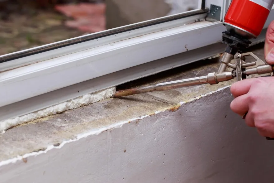 Skuteczne sposoby na zmycie pianki montażowej z szyby bez uszkodzeń