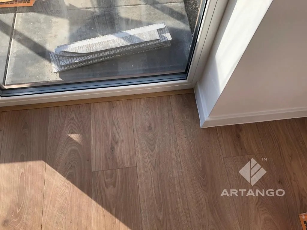 Jak zakończyć panele przy drzwiach? Kluczowe wskazówki i porady montażowe