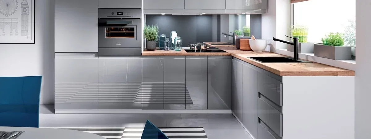 Skuteczne sposoby na czyszczenie mebli na wysoki połysk w kuchni