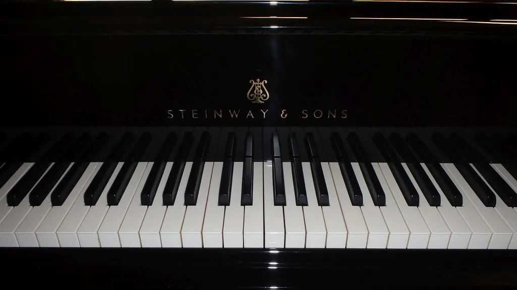 Ile waży fortepian Steinway? Zaskakujące różnice między modelami
