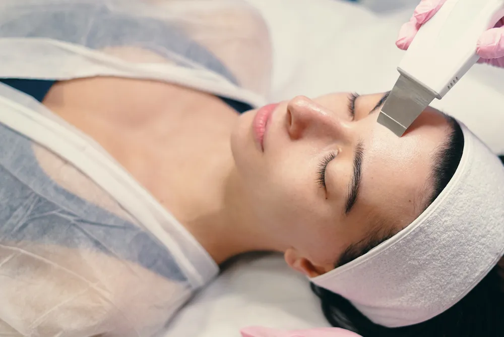 Peeling kawitacyjny ile trwa? Poznaj czas zabiegu i jego etapy