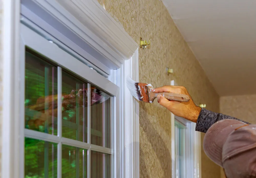 Ile kosztuje malowanie okien? Sprawdź ceny i ukryte koszty malarskie