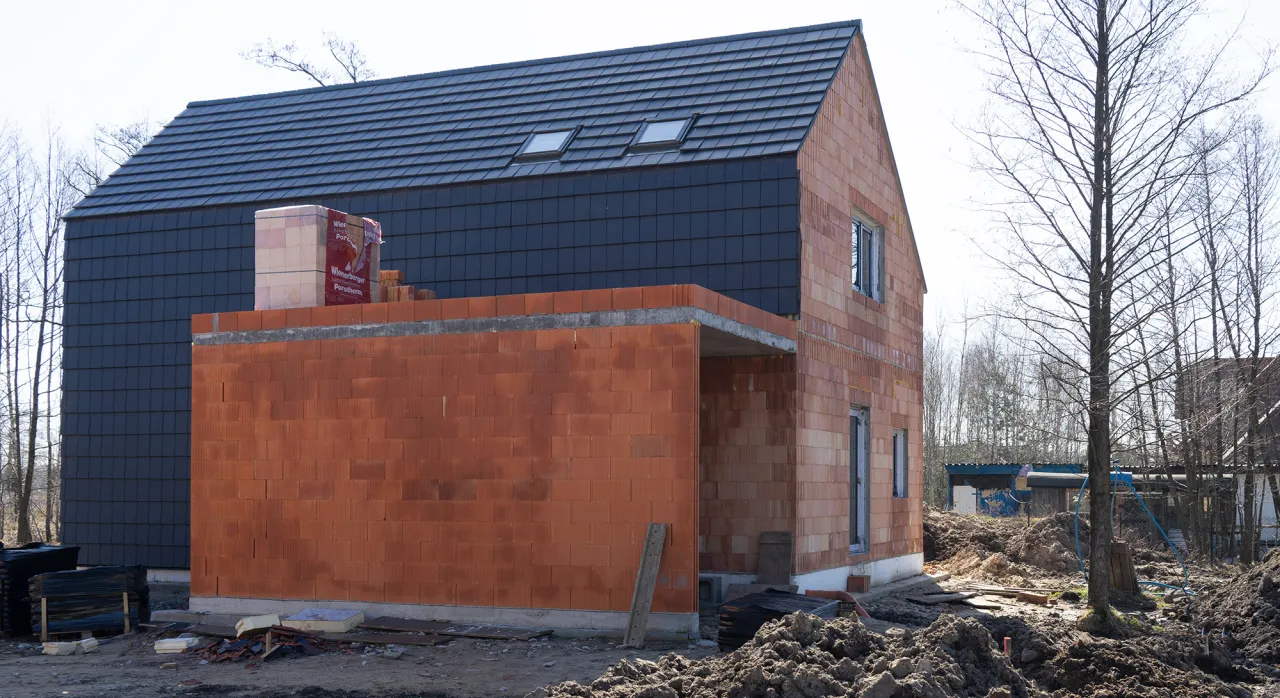 Ile kosztuje budowa domu w stanie surowym zamkniętym? Poznaj szczegóły.