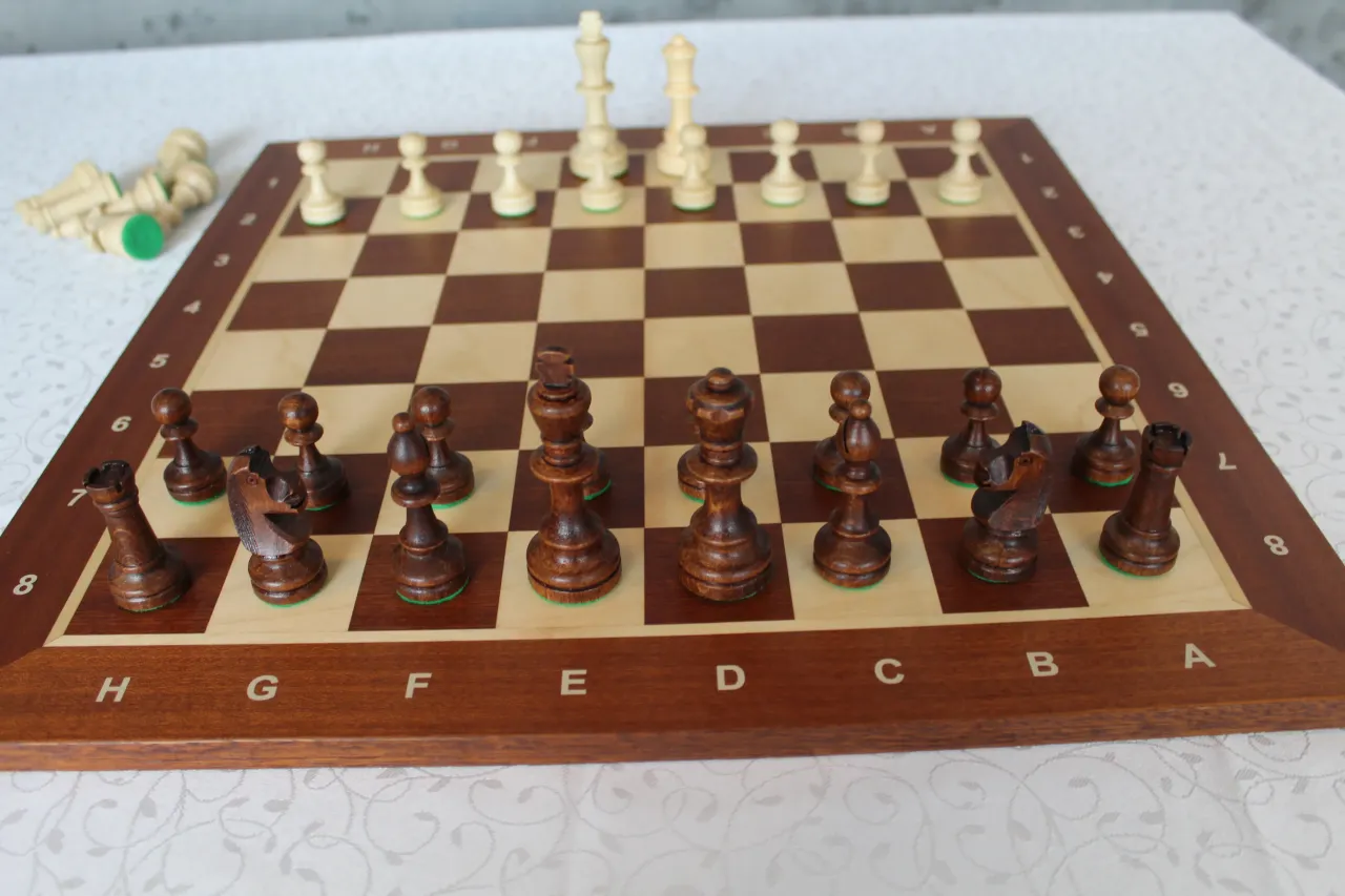 Jak prawidłowo ustawić szachy na szachownicy - kompletny przewodnik