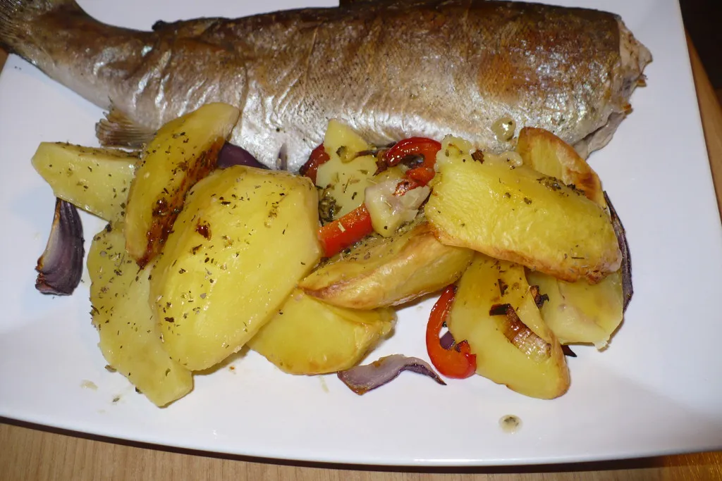 Pstrąg z piekarnika w folii czy bez - poznaj różnice i wybierz najlepszą metodę