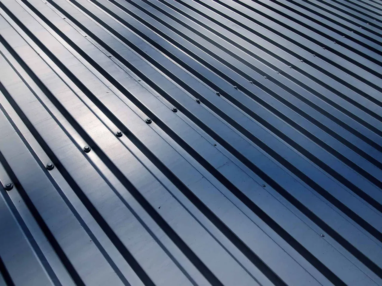 Jak pokryć dach blachą trapezową i uniknąć najczęstszych błędów