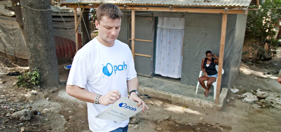 Ile zarabia pracownik humanitarny? Zaskakujące fakty o wynagrodzeniach