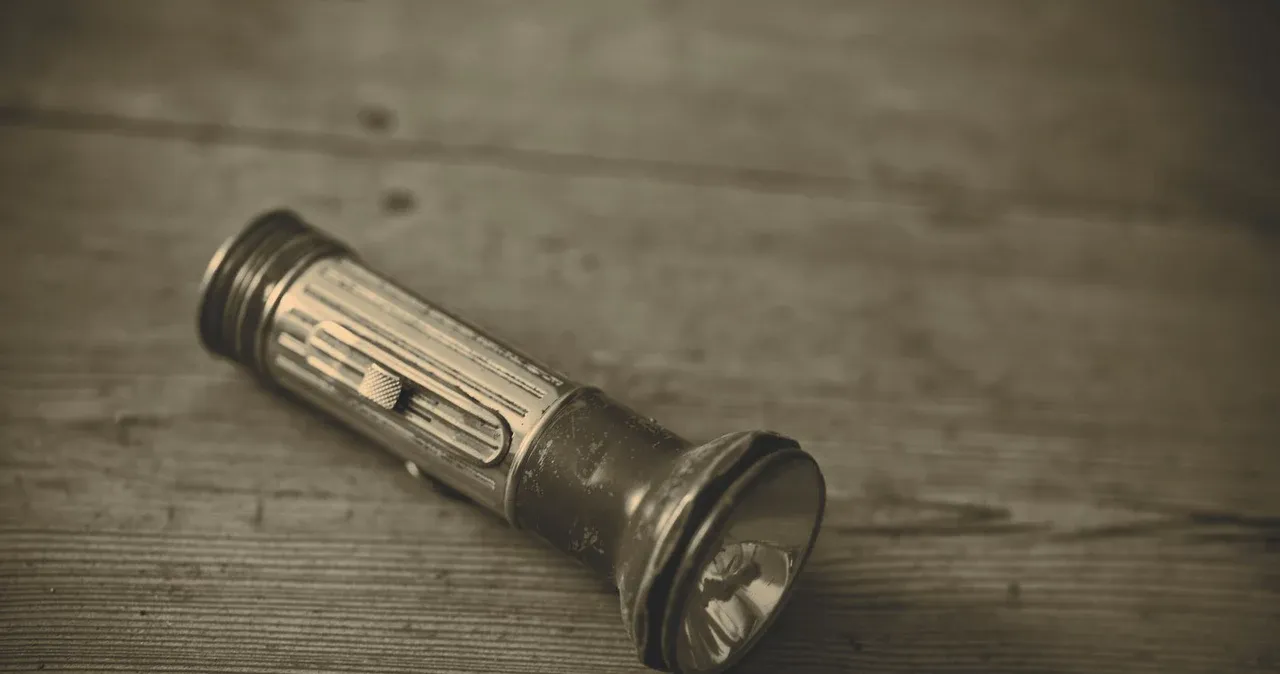 Kiedy powstała latarka? Fascynująca historia wynalazku, który zmienił noc