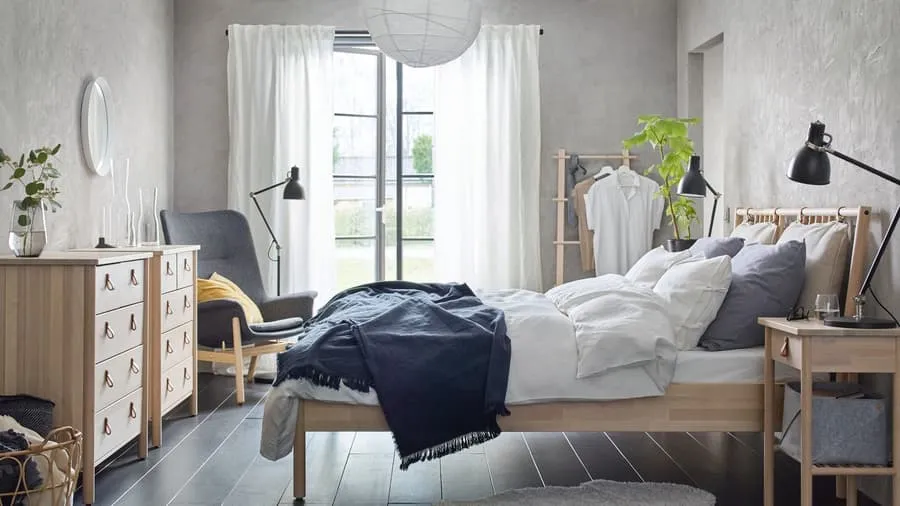 Jakie dodatki do szarej sypialni sprawią, że stanie się przytulna?