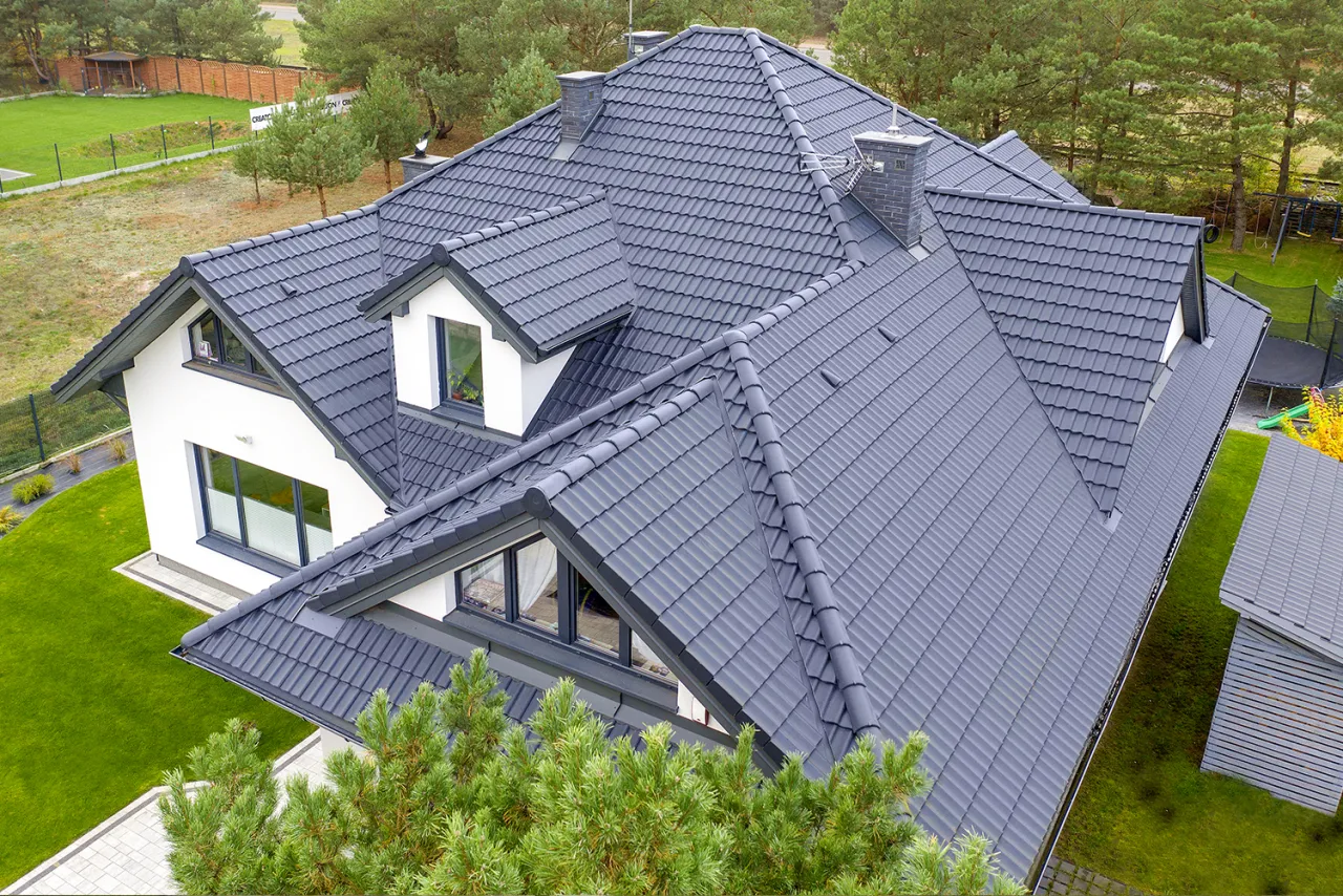 Jaką dachówkę ceramiczną wybrać, aby uniknąć błędów i zwiększyć trwałość dachu