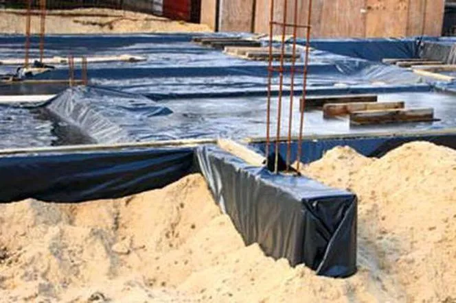 Jak skutecznie zabezpieczyć fundamenty domu na zimę - porady ekspertów