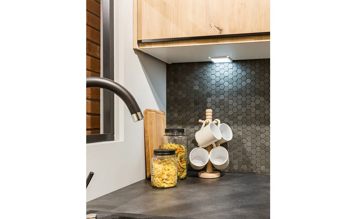 Jak zrobić oświetlenie pod szafkami w kuchni i uniknąć błędów