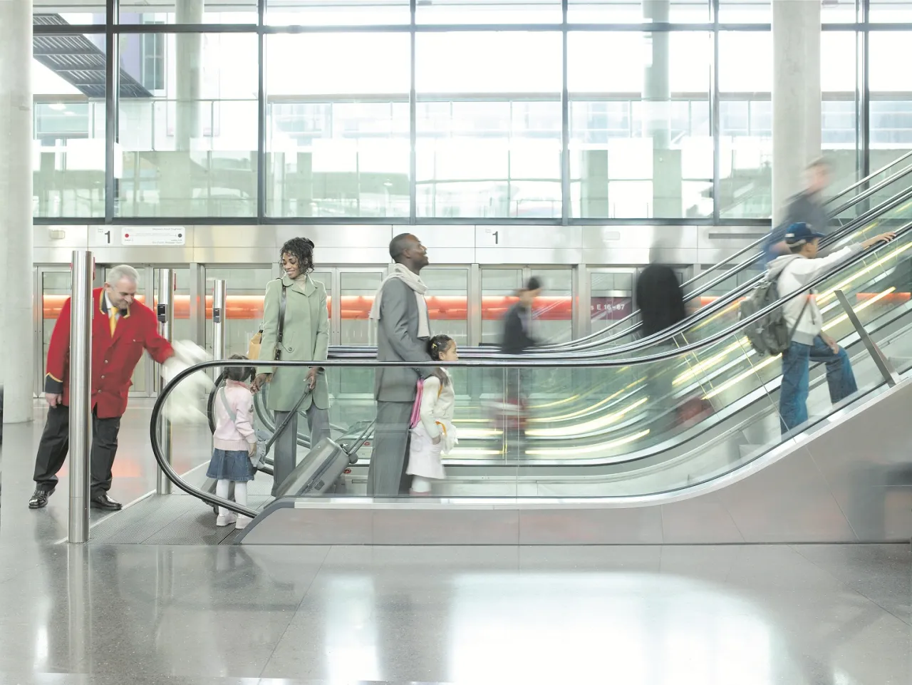 Jak bezpiecznie korzystać ze schodów ruchomych - unikaj wypadków