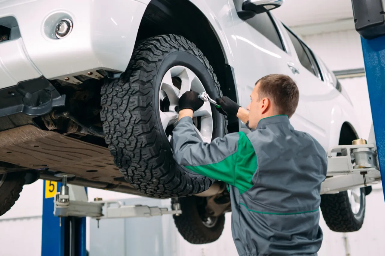 Klucze do kół niezbędne w każdym garażu i każdym warsztacie – poznaj podstawowe modele