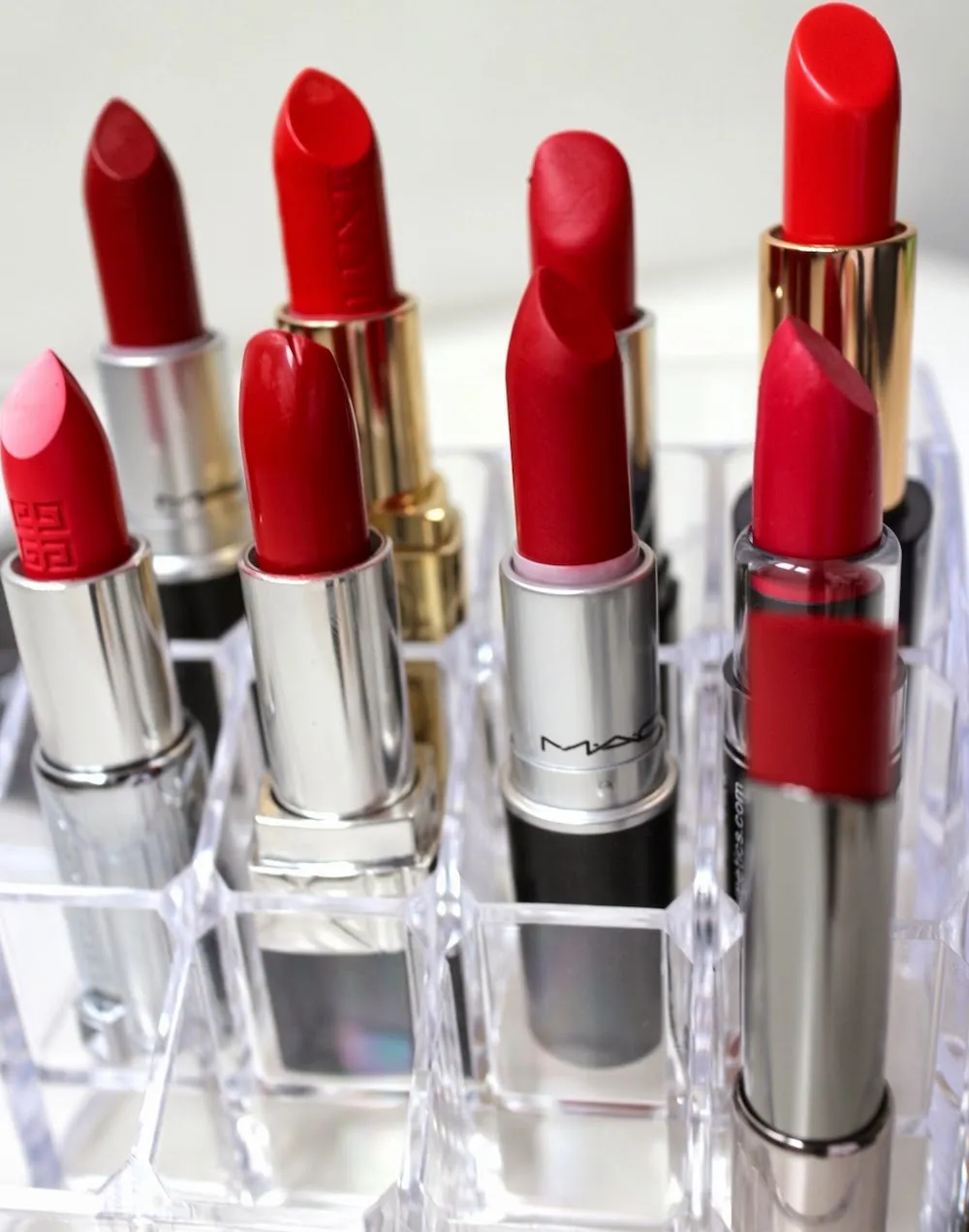 Czerwona szminka na co dzień: jak wybrać idealny odcień i styl