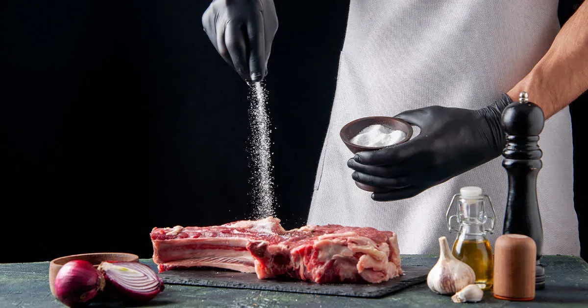 Kiedy solić dziczyznę, aby uzyskać idealny smak i wilgotność?