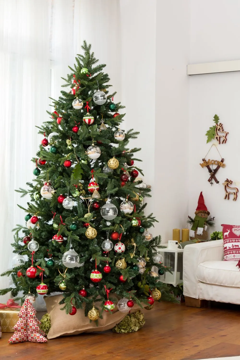 Jak modnie ubrać małą choinkę: stylowe pomysły na dekoracje Jak modnie ubrać małą choinkę: stylowe pomysły na dekoracje