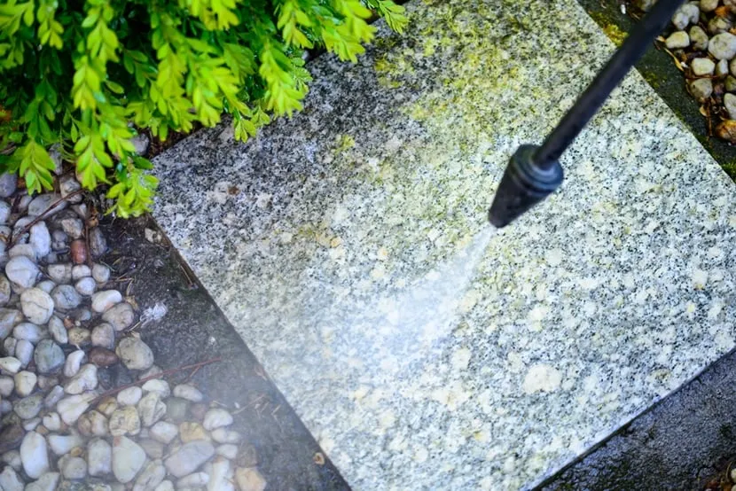 Skuteczne sposoby na to jak wyczyścić kamyki w ogrodzie: 5 sprawdzonych metod