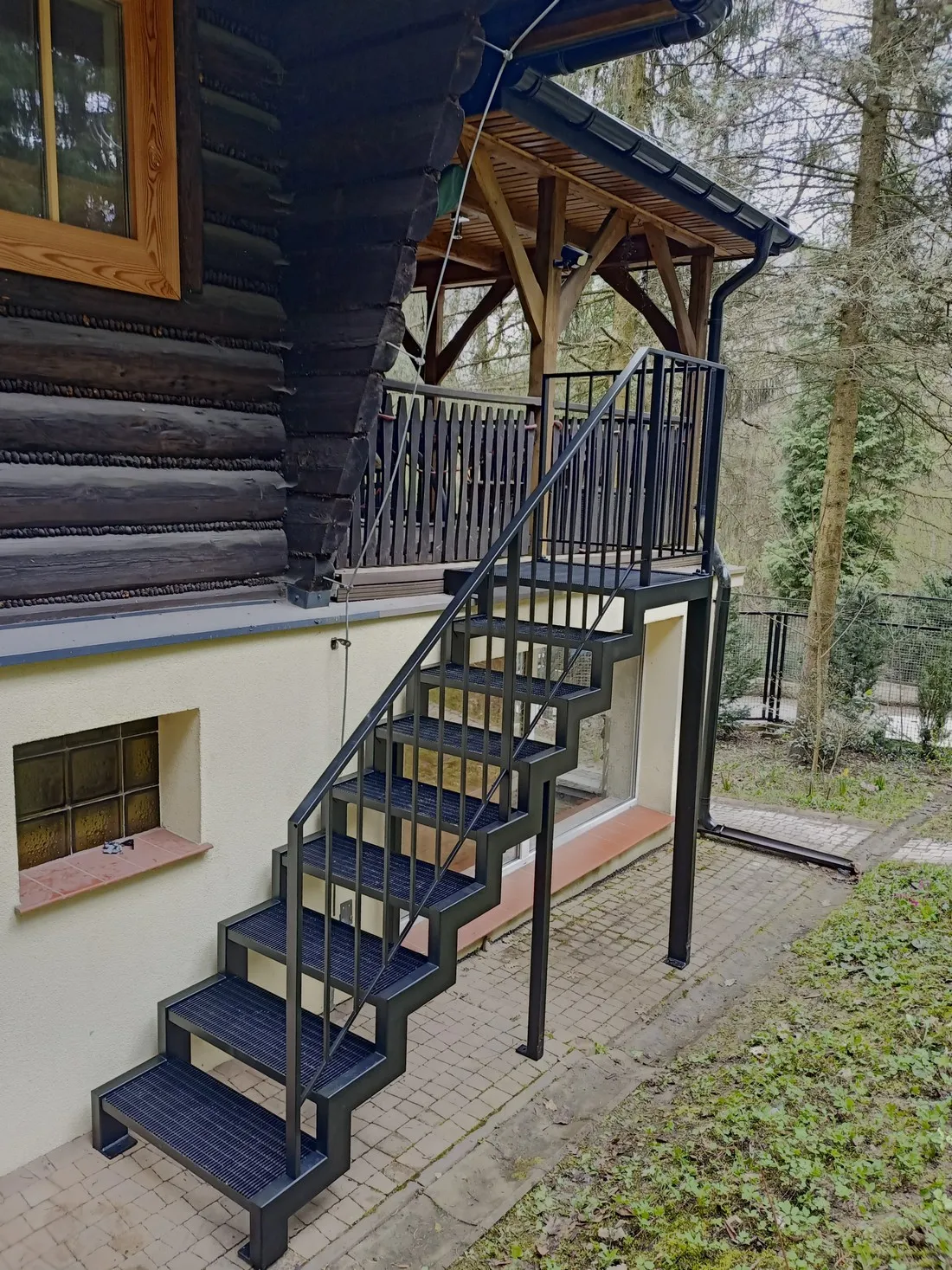 Schody zewnętrzne na piętro domu: 5 kluczowych aspektów budowy