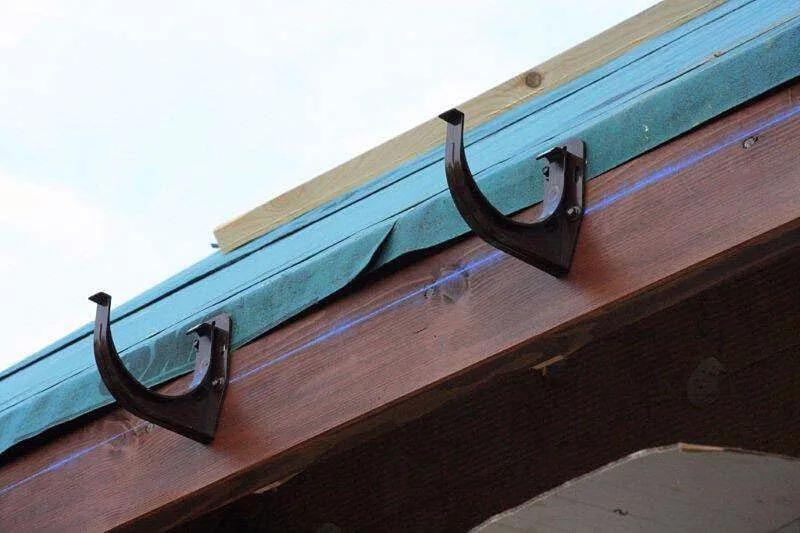 Deska pod rynnę: Estetyczna ochrona dachu i orynnowania