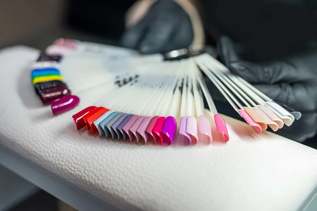 Jakie paznokcie do czarnej sukienki, aby wyglądać olśniewająco?