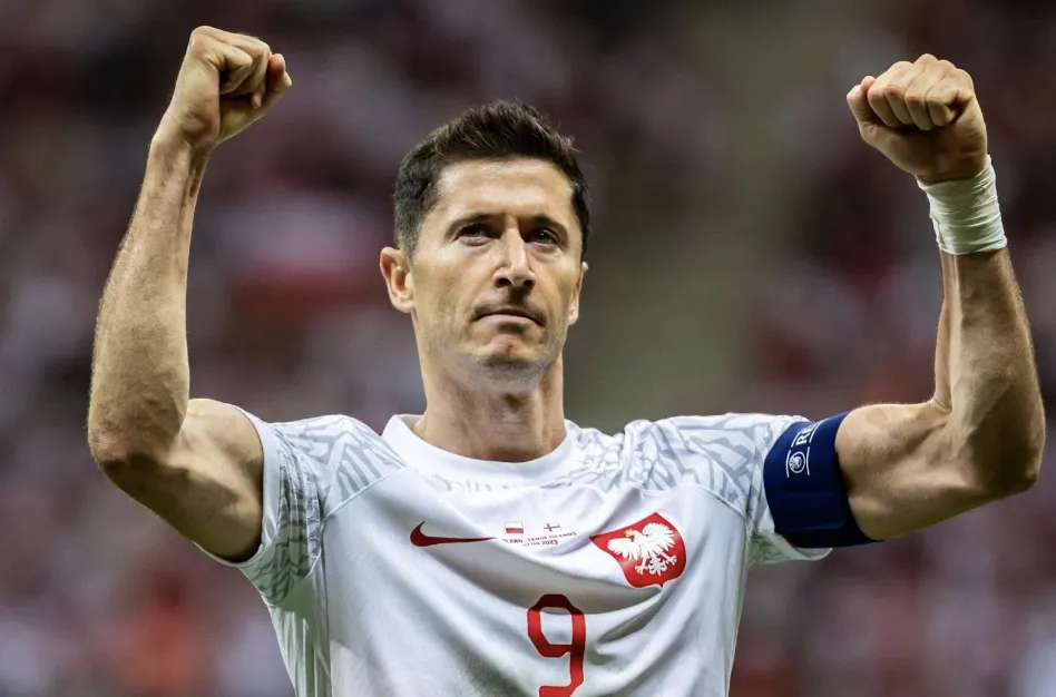 Miesięczna pensja Lewandowskiego szokuje! Tyle zarabia w Barcelonie i kadrze