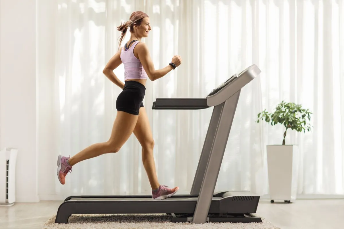 Bieżnia na co pomaga? Korzyści dla zdrowia, kondycji i redukcji stresu