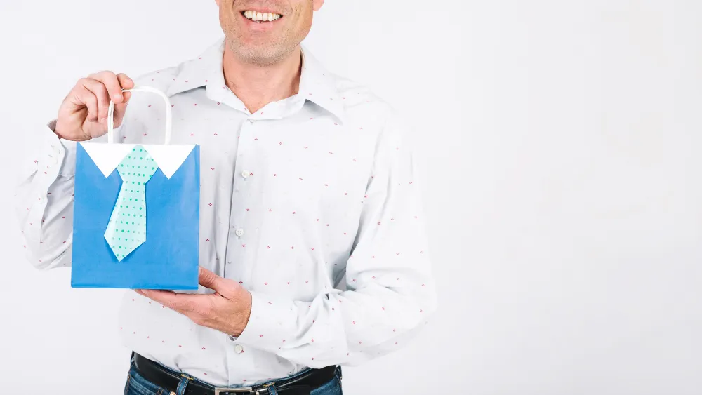 Jak zapakować koszulę na prezent w oryginalny i efektowny sposób